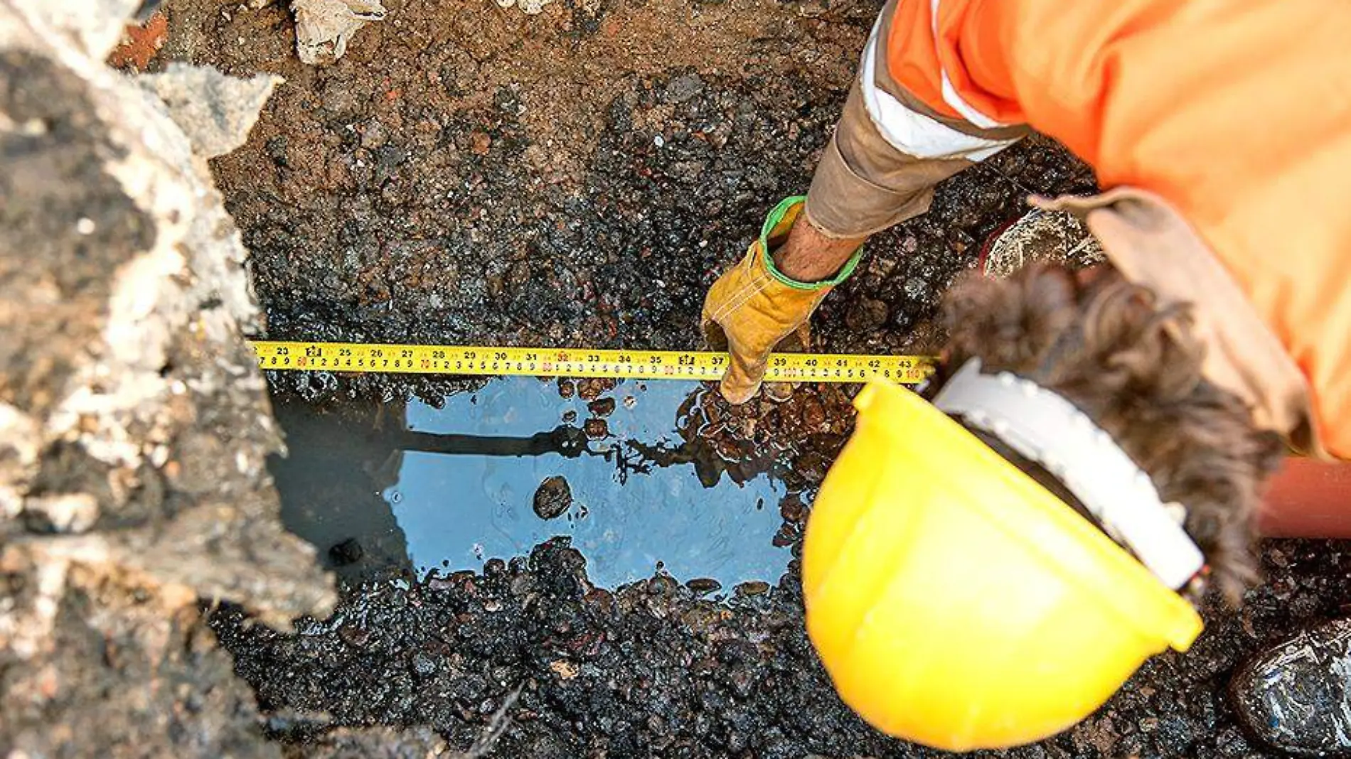 persona verificando fuga de agua